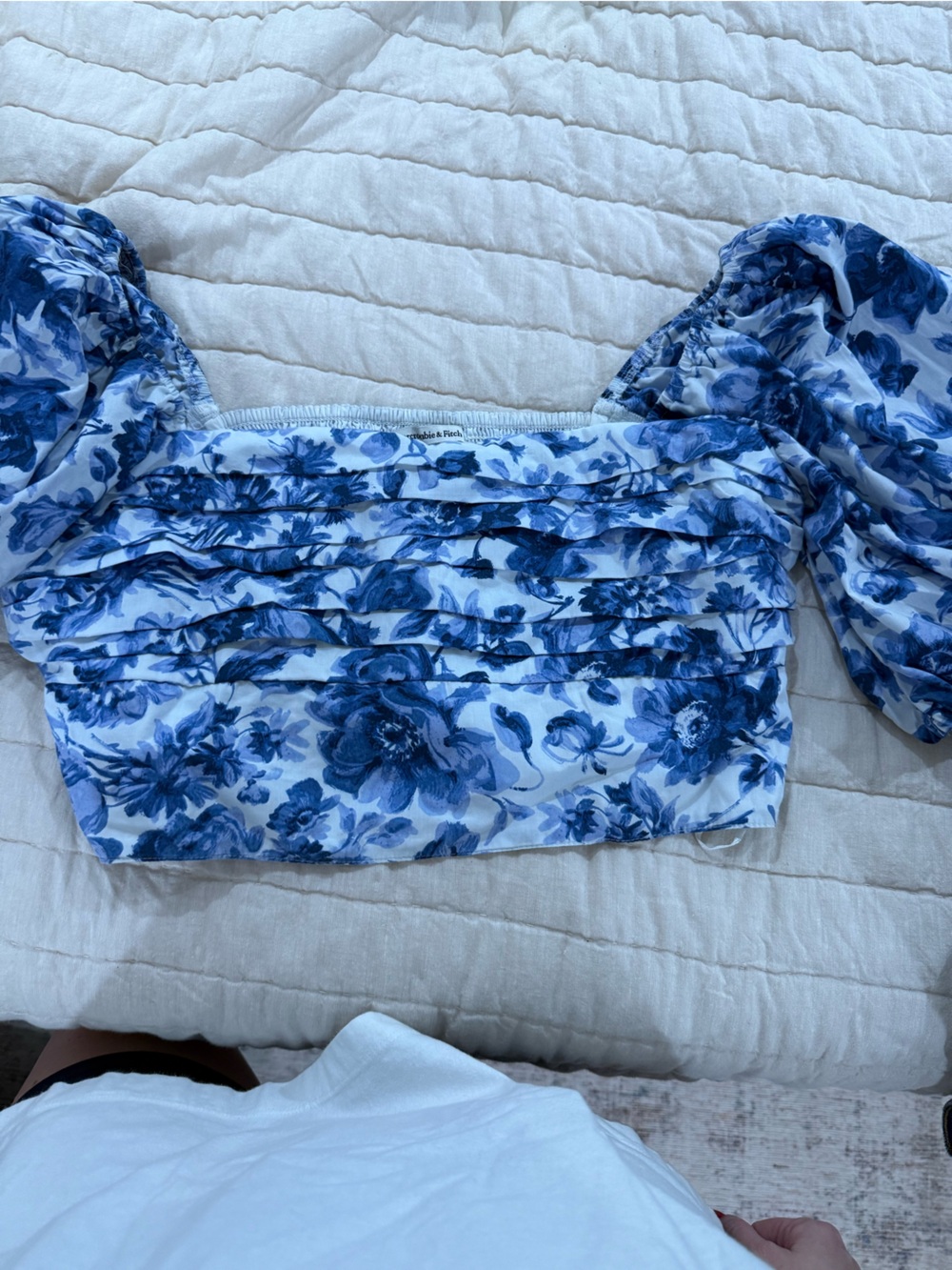Abercrombie & Fitch Blue Floral Ruched Puff Sleeve Crop Top